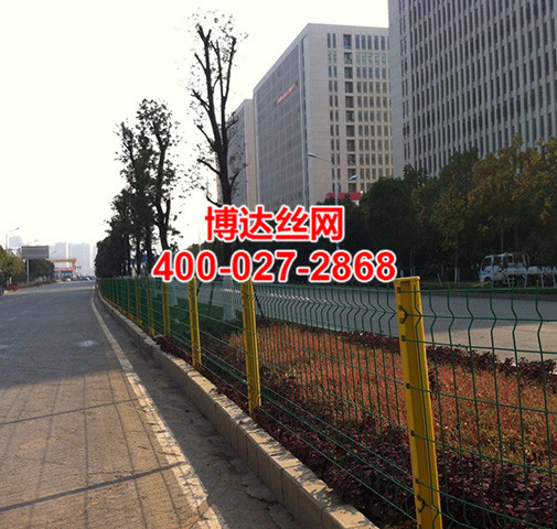 <b>武漢交通護(hù)欄廠家設(shè)計(jì)時需要考慮的因素</b>